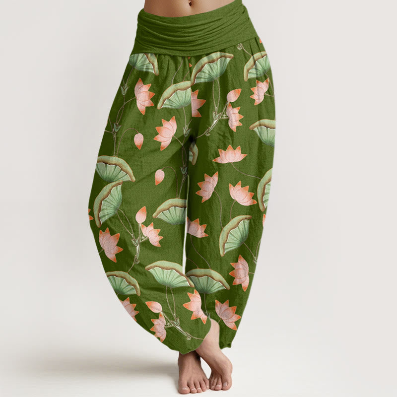 Pantaloni harem da donna con elastico in vita, motivo con Buddha Stones, fiori di loto rosa e foglie verdi lussureggianti - Verde oliva - US22, UK/AU26, EU54 (6XL) - image 1