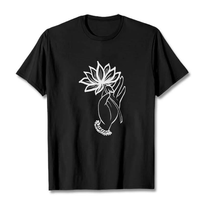 Maglietta casual in cotone con motivo a fiori di loto e mano che regge Buddha Stones - Nero - 2XL - image 1