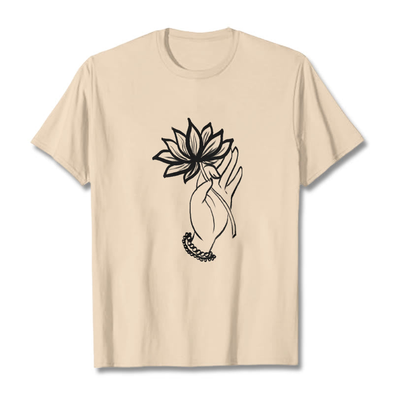 Maglietta casual in cotone con motivo a fiori di loto e mano che regge Buddha Stones - Biscotto - 2XL - image 9