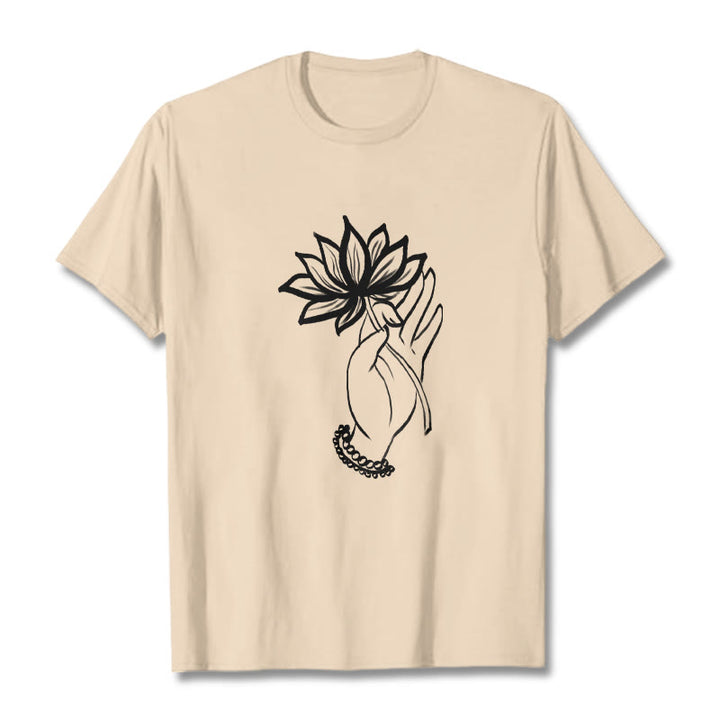 Maglietta casual in cotone con motivo a fiori di loto e mano che regge Buddha Stones - Biscotto - 2XL - image 9