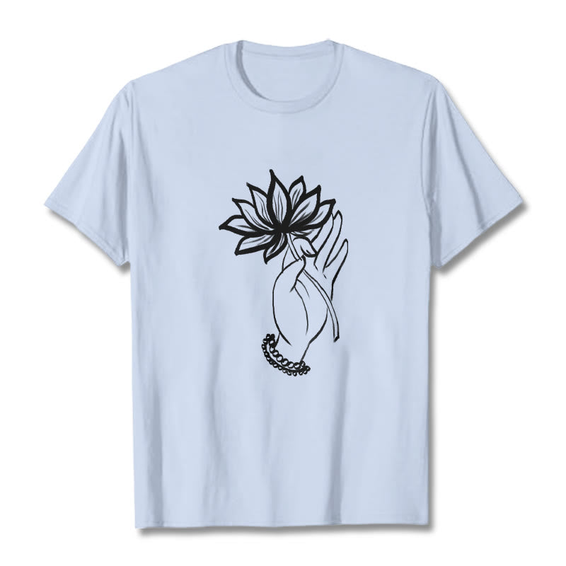 Maglietta casual in cotone con motivo a fiori di loto e mano che regge Buddha Stones - Ciano chiaro - 2XL - image 19