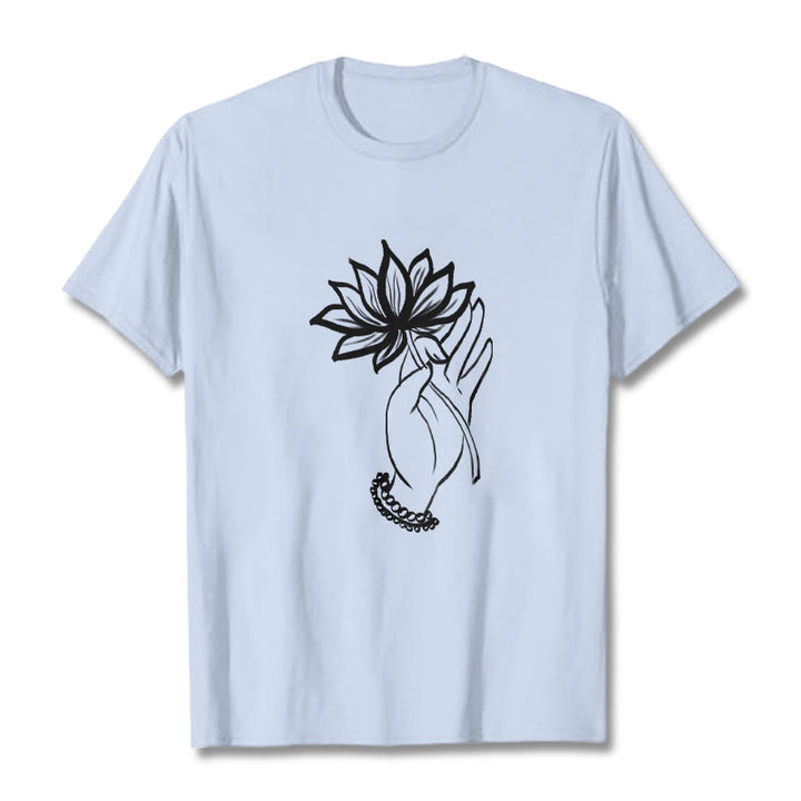 Maglietta casual in cotone con motivo a fiori di loto e mano che regge Buddha Stones - Ciano chiaro - 2XL - image 19