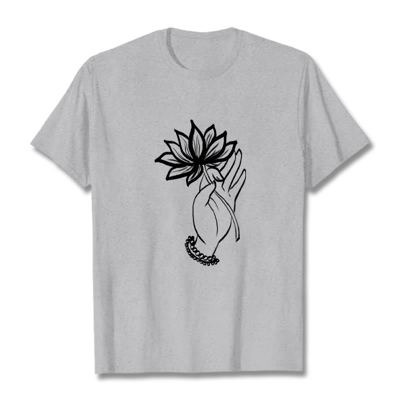 Maglietta casual in cotone con motivo a fiori di loto e mano che regge Buddha Stones - Grigio chiaro - 2XL - image 20