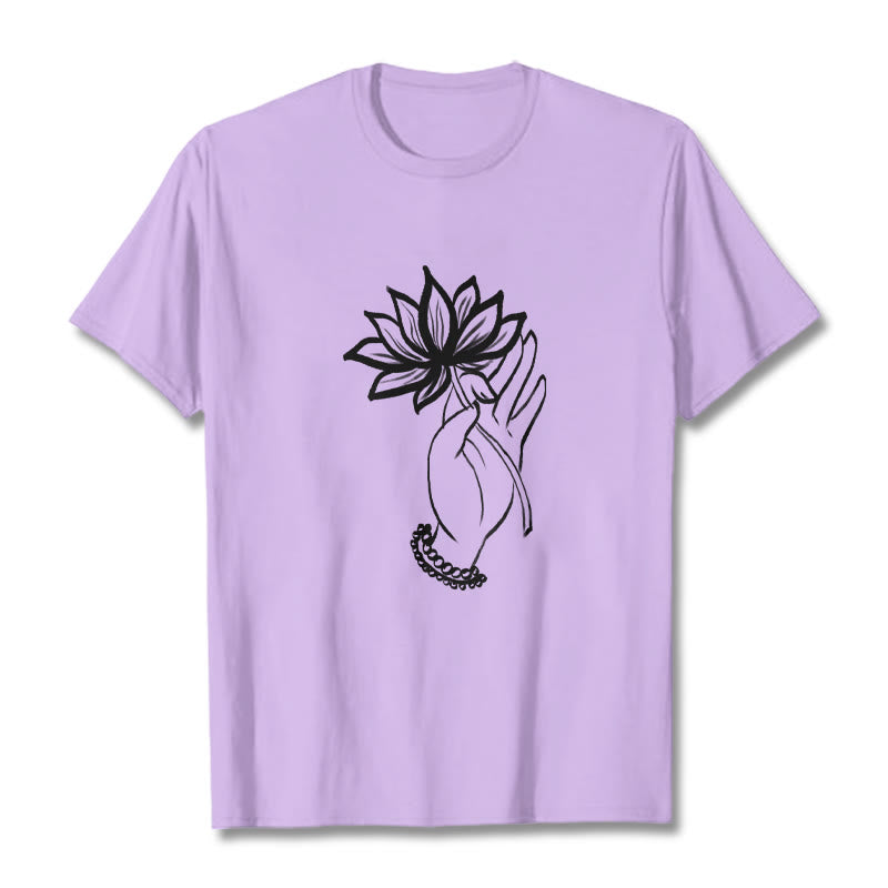Maglietta casual in cotone con motivo a fiori di loto e mano che regge Buddha Stones - Prugna - 2XL - image 17