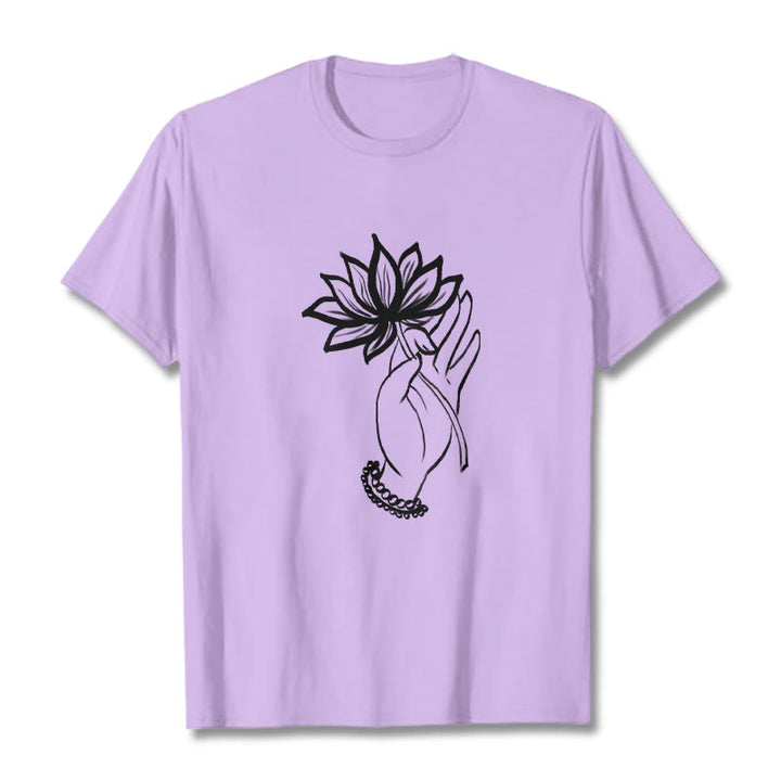 Maglietta casual in cotone con motivo a fiori di loto e mano che regge Buddha Stones - Prugna - 2XL - image 17