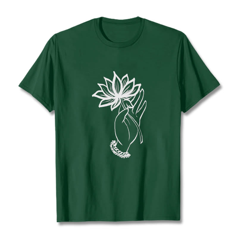 Maglietta casual in cotone con motivo a fiori di loto e mano che regge Buddha Stones - Verde foresta - 2XL - image 11