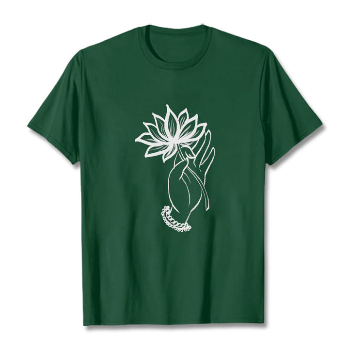 Maglietta casual in cotone con motivo a fiori di loto e mano che regge Buddha Stones - Verde foresta - 2XL - image 11