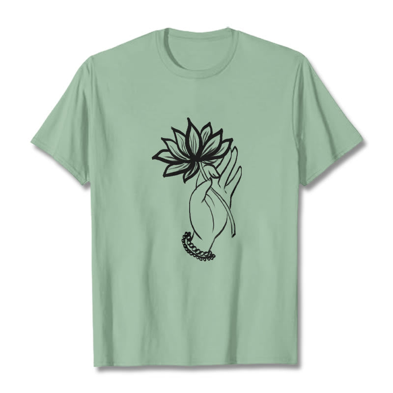 Maglietta casual in cotone con motivo a fiori di loto e mano che regge Buddha Stones - Verde pallido - 2XL - image 15