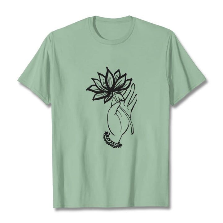 Maglietta casual in cotone con motivo a fiori di loto e mano che regge Buddha Stones - Verde pallido - 2XL - image 15