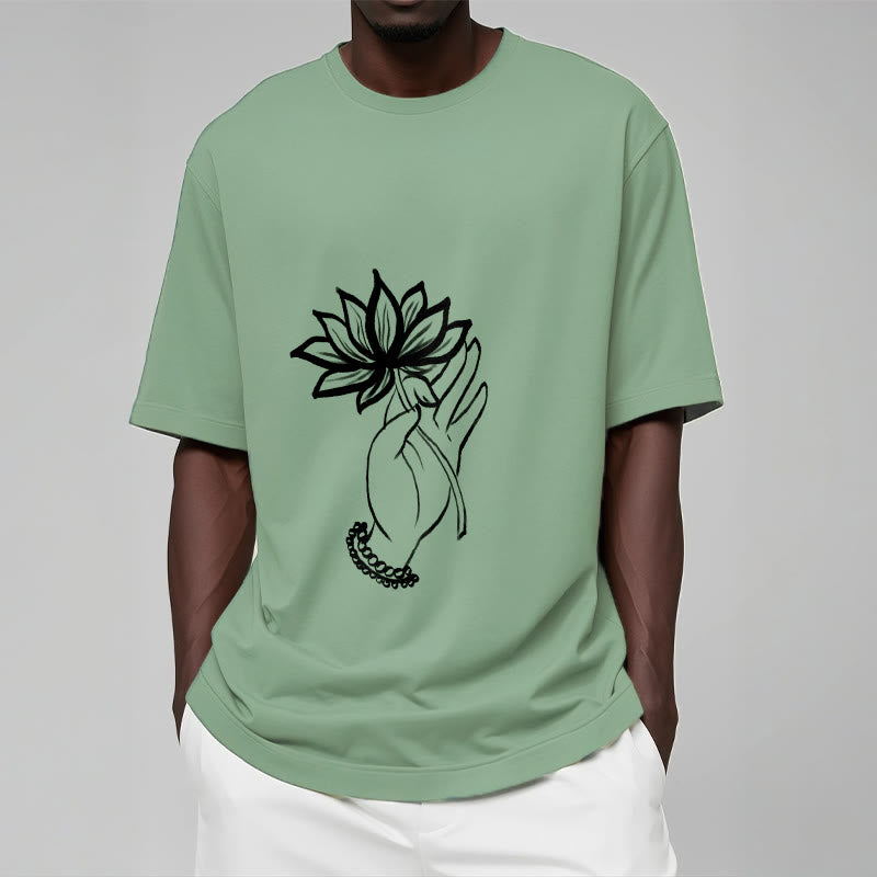 Maglietta casual in cotone con motivo a fiori di loto e mano che regge Buddha Stones - image 16