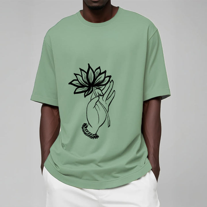 Maglietta casual in cotone con motivo a fiori di loto e mano che regge Buddha Stones - image 16