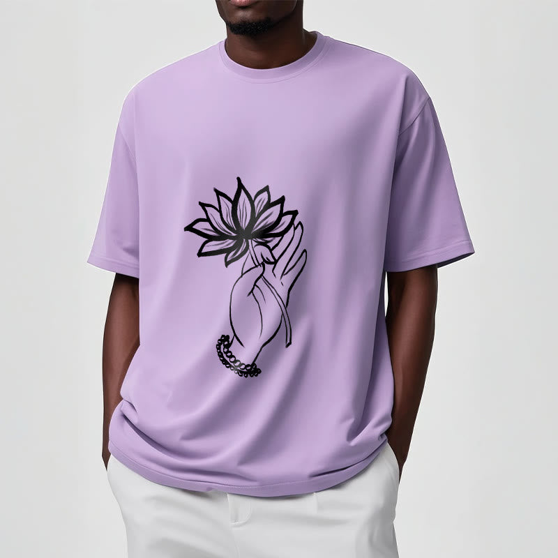 Maglietta casual in cotone con motivo a fiori di loto e mano che regge Buddha Stones - image 18