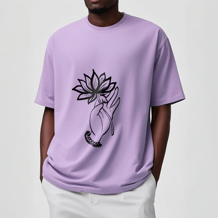 Maglietta casual in cotone con motivo a fiori di loto e mano che regge Buddha Stones - image 18
