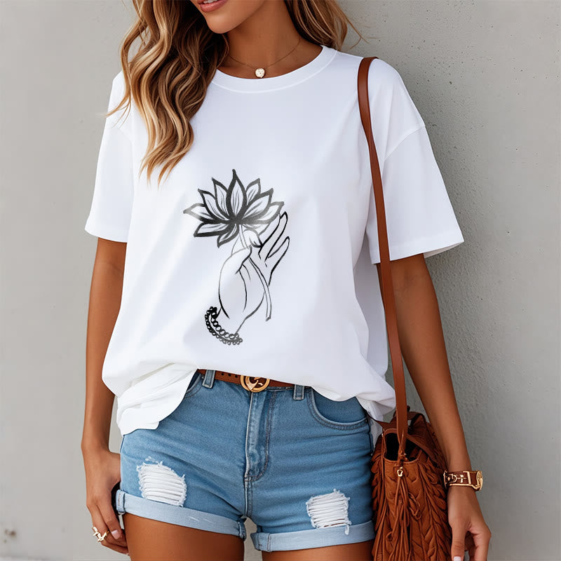 Maglietta casual in cotone con motivo a fiori di loto e mano che regge Buddha Stones - image 8
