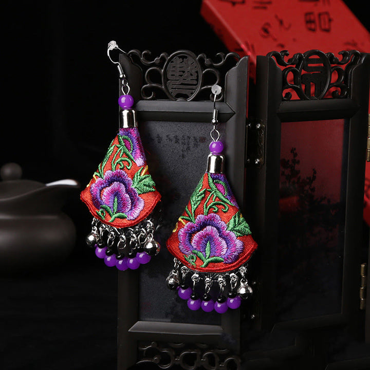 Orecchini Buddha Stones ricamati a mano Yi e armonia di fiori - Fiore rosso e viola (montanti in lega) - image 6