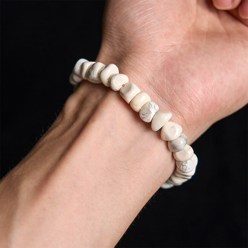 Braccialetto del coraggio con blocchi irregolari di turchese bianco e Buddha Stones