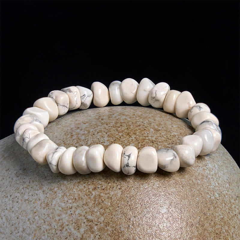 Braccialetto del coraggio con blocchi irregolari di turchese bianco e Buddha Stones