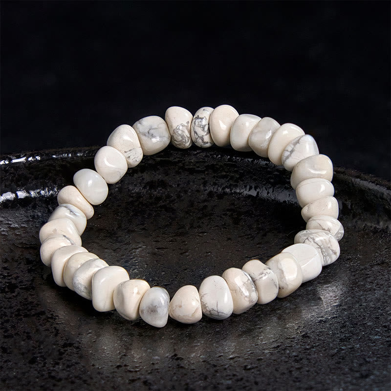 Braccialetto del coraggio con blocchi irregolari di turchese bianco e Buddha Stones