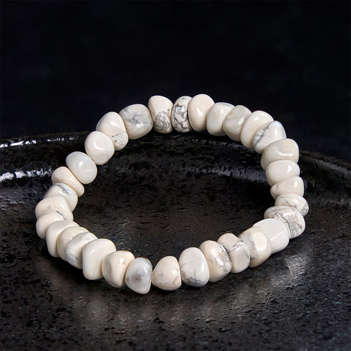 Braccialetto del coraggio con blocchi irregolari di turchese bianco e Buddha Stones