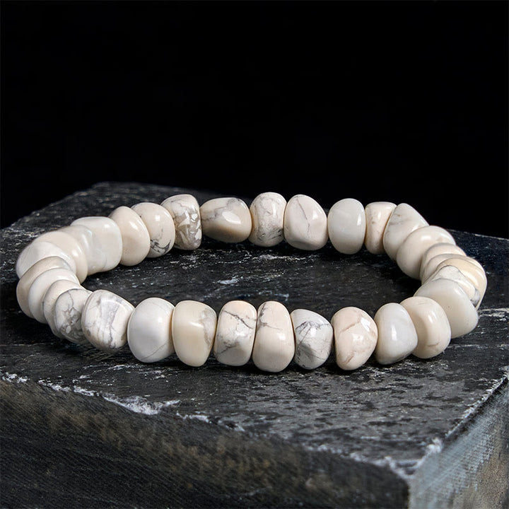Braccialetto del coraggio con blocchi irregolari di turchese bianco e Buddha Stones
