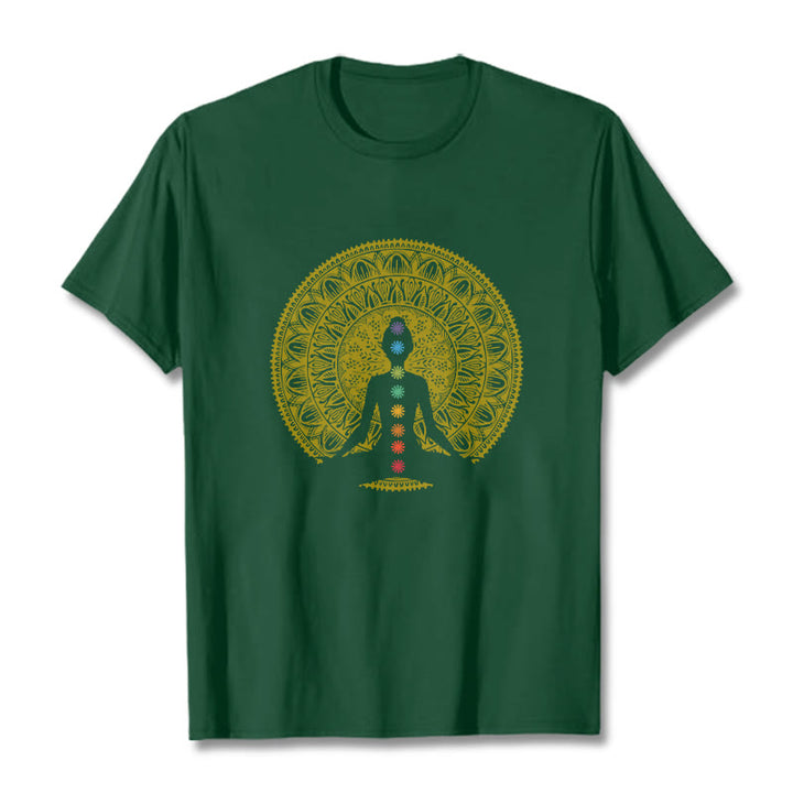 Buddha Stones Maglietta casual in cotone con motivo a figure meditative dorate e simboli dei chakra colorati - Verde foresta - 2XL - image 11