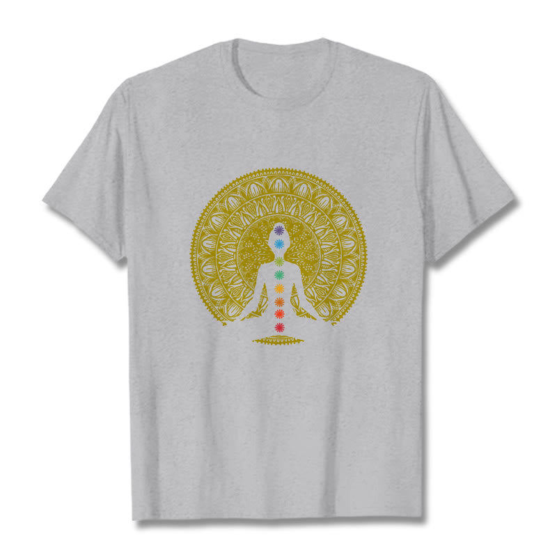 Buddha Stones Maglietta casual in cotone con motivo a figure meditative dorate e simboli dei chakra colorati - Grigio chiaro - 2XL - image 20