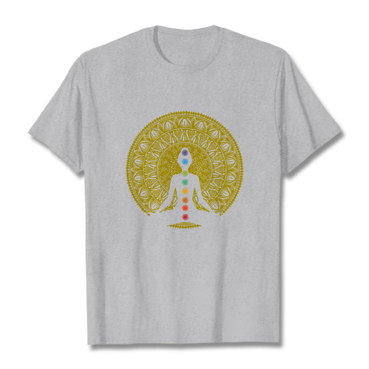 Buddha Stones Maglietta casual in cotone con motivo a figure meditative dorate e simboli dei chakra colorati - Grigio chiaro - 2XL - image 20