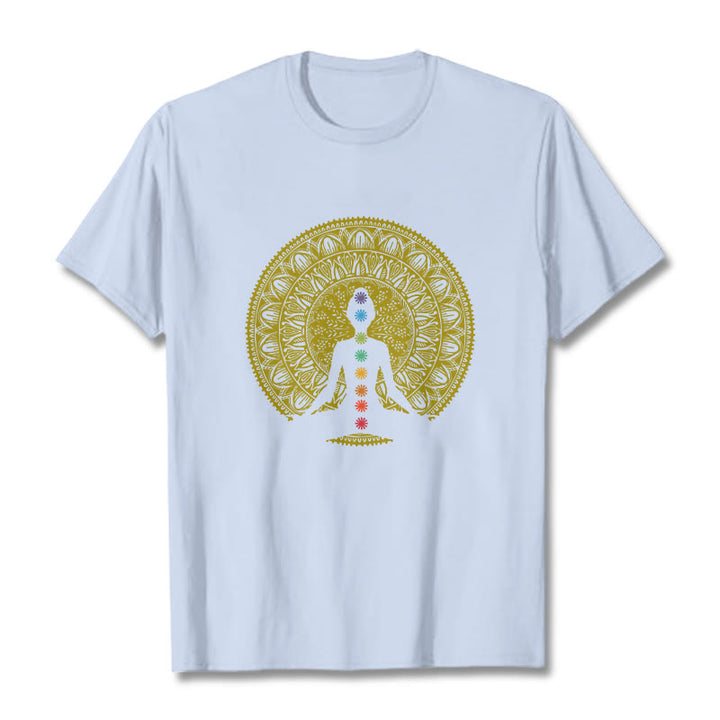 Buddha Stones Maglietta casual in cotone con motivo a figure meditative dorate e simboli dei chakra colorati - Ciano chiaro - 2XL - image 19