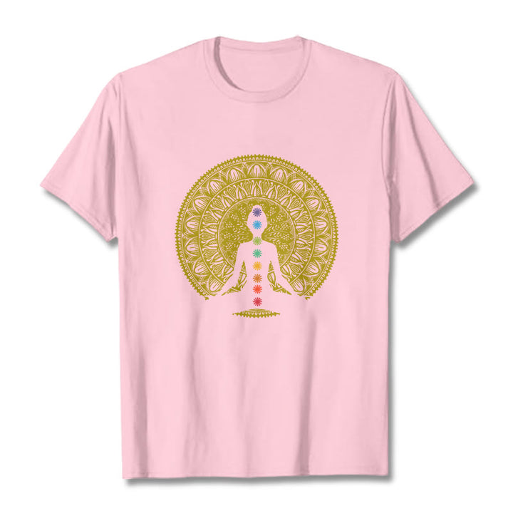 Buddha Stones Maglietta casual in cotone con motivo a figure meditative dorate e simboli dei chakra colorati - Rosa chiaro - 2XL - image 13