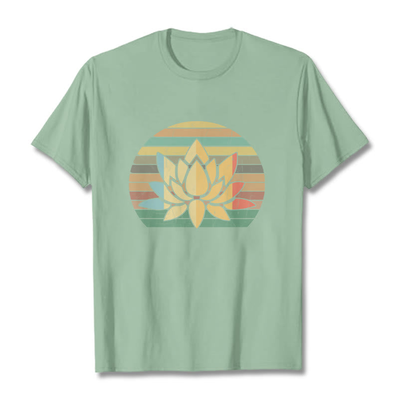 Maglietta casual in cotone con motivo a fiori di loto e sfondo a righe retrò Buddha Stones - Verde pallido - 2XL - image 15
