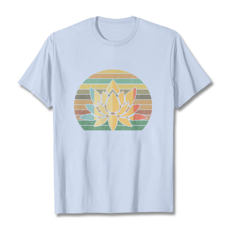 Maglietta casual in cotone con motivo a fiori di loto e sfondo a righe retrò Buddha Stones - Ciano chiaro - 2XL - image 19