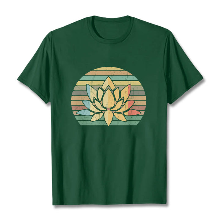Maglietta casual in cotone con motivo a fiori di loto e sfondo a righe retrò Buddha Stones - Verde foresta - 2XL - image 11