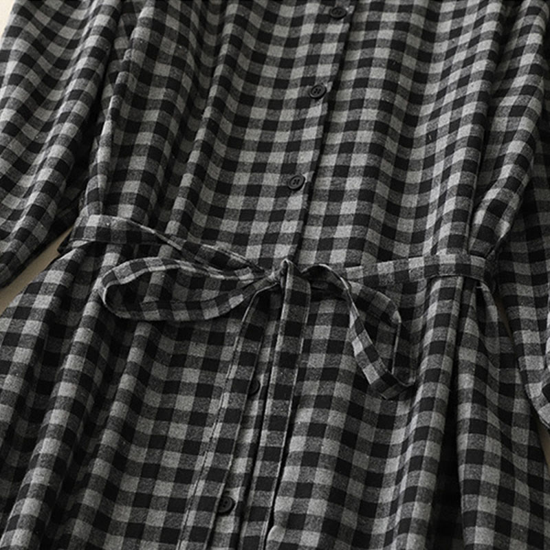 Abito midi in lino e cotone a maniche lunghe con tasche, motivo a quadri con revers e lacci neri Buddha Stones - image 4