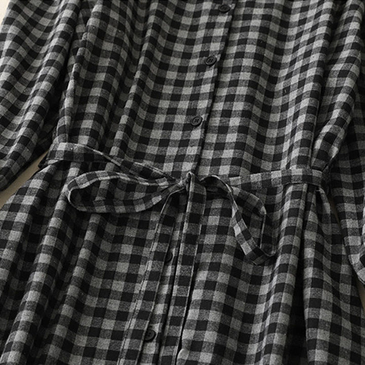 Abito midi in lino e cotone a maniche lunghe con tasche, motivo a quadri con revers e lacci neri Buddha Stones - image 4