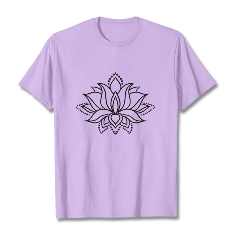 Maglietta in cotone con motivo a fiori di loto e Buddha Stones, design semplice - Prugna - 2XL - image 17