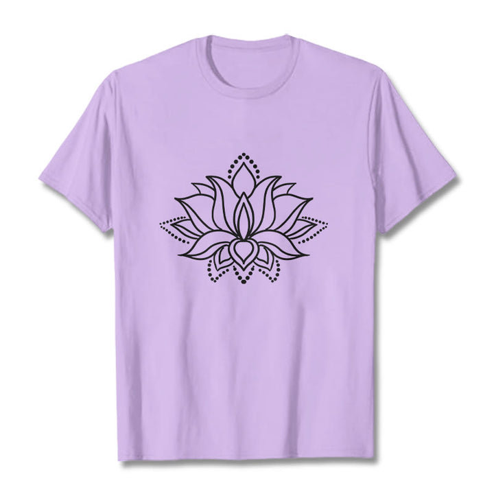 Maglietta in cotone con motivo a fiori di loto e Buddha Stones, design semplice - Prugna - 2XL - image 17
