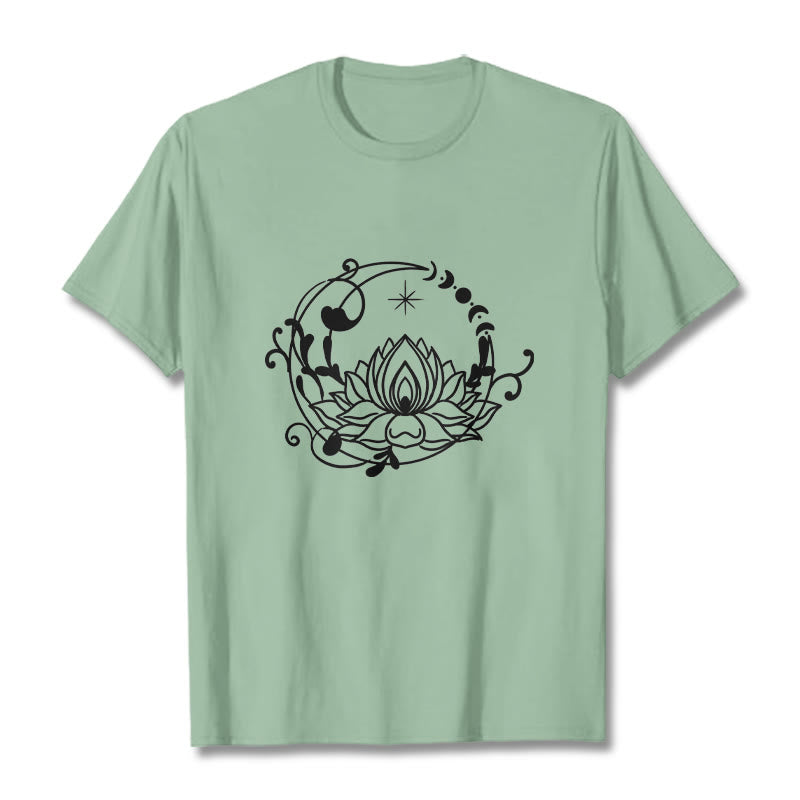 Maglietta in cotone con motivo a Buddha Stones, design semplice, fiore di loto, luna e viticci fluenti - Verde pallido - 2XL - image 15