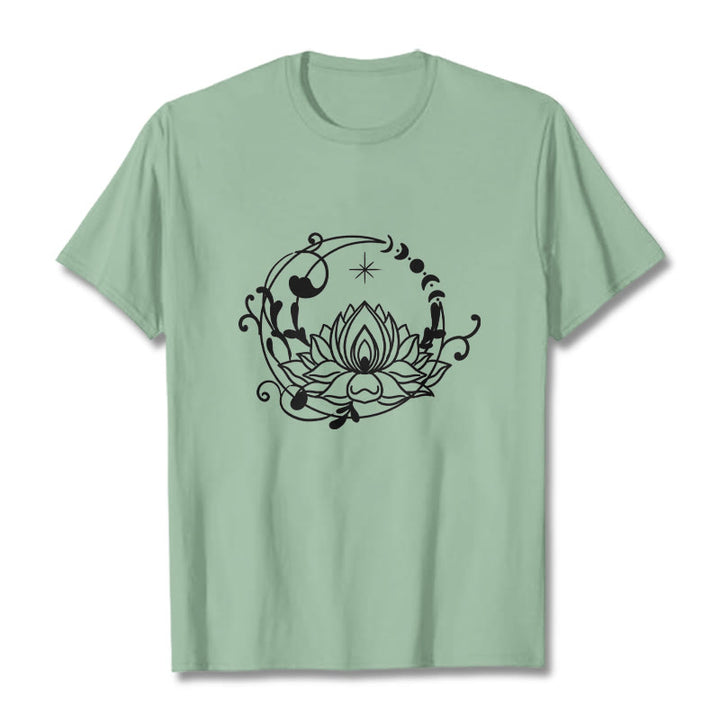 Maglietta in cotone con motivo a Buddha Stones, design semplice, fiore di loto, luna e viticci fluenti - Verde pallido - 2XL - image 15