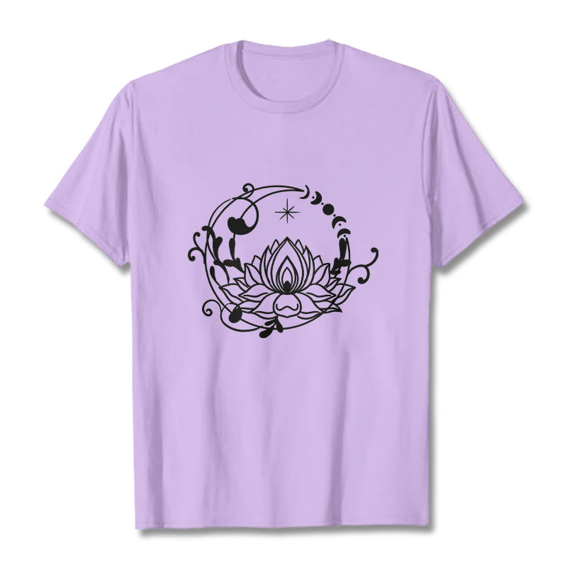 Maglietta in cotone con motivo a Buddha Stones, design semplice, fiore di loto, luna e viticci fluenti - Prugna - 2XL - image 17
