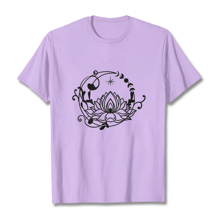 Maglietta in cotone con motivo a Buddha Stones, design semplice, fiore di loto, luna e viticci fluenti - Prugna - 2XL - image 17