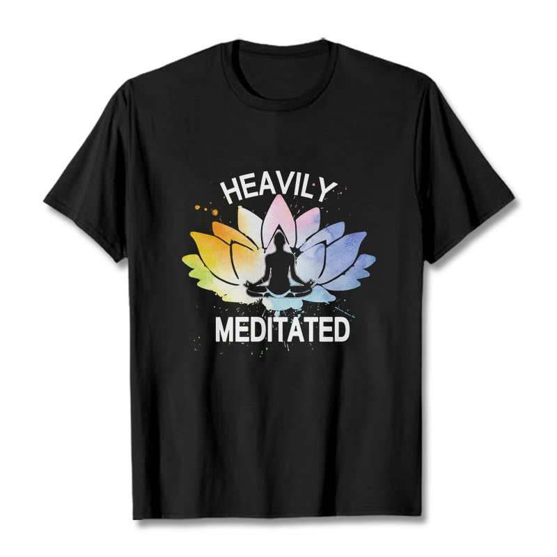 Maglietta in cotone con motivo a figura di meditazione con Buddha Stones e fiore di loto colorato - Nero - 2XL - image 1