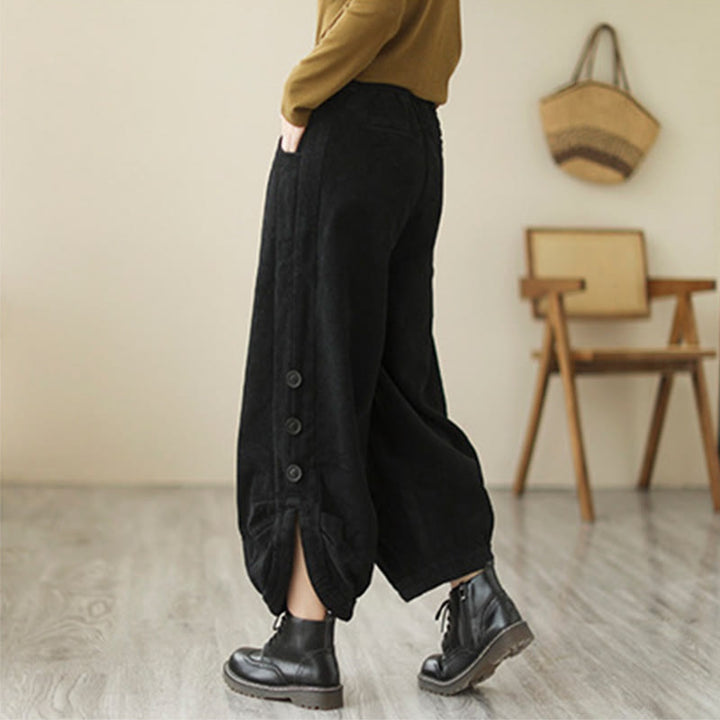 Pantaloni da donna in velluto a coste con tasche e bottoni decorativi, modello casual con Buddha Stones e apertura sulla gamba. - image 7