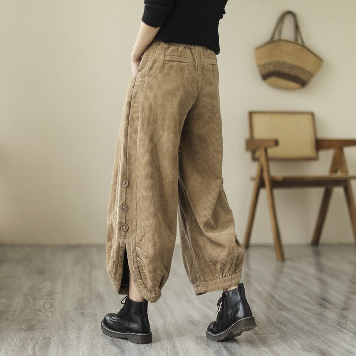Pantaloni da donna in velluto a coste con tasche e bottoni decorativi, modello casual con Buddha Stones e apertura sulla gamba. - image 2