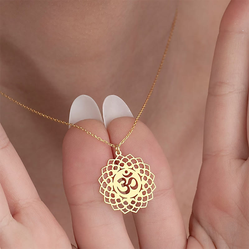 Collana con ciondolo in acciaio inossidabile con simbolo Om Buddha Stones, motivo: loto cavo - Oro - image 1