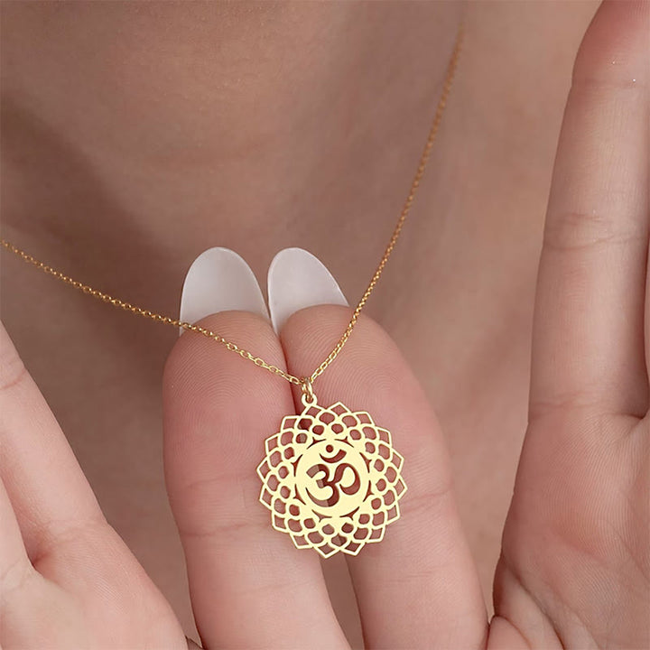 Collana con ciondolo in acciaio inossidabile con simbolo Om Buddha Stones, motivo: loto cavo - Oro - image 1