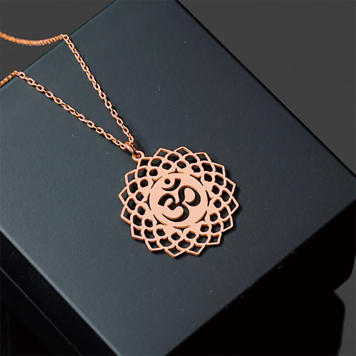 Collana con ciondolo in acciaio inossidabile con simbolo Om Buddha Stones, motivo: loto cavo - Oro rosa - image 12