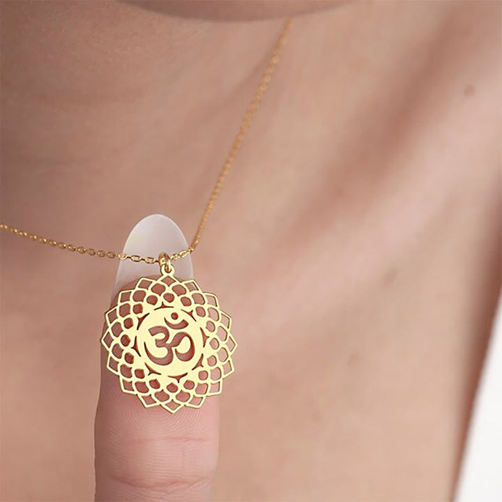 Collana con ciondolo in acciaio inossidabile con simbolo Om Buddha Stones, motivo: loto cavo - image 2