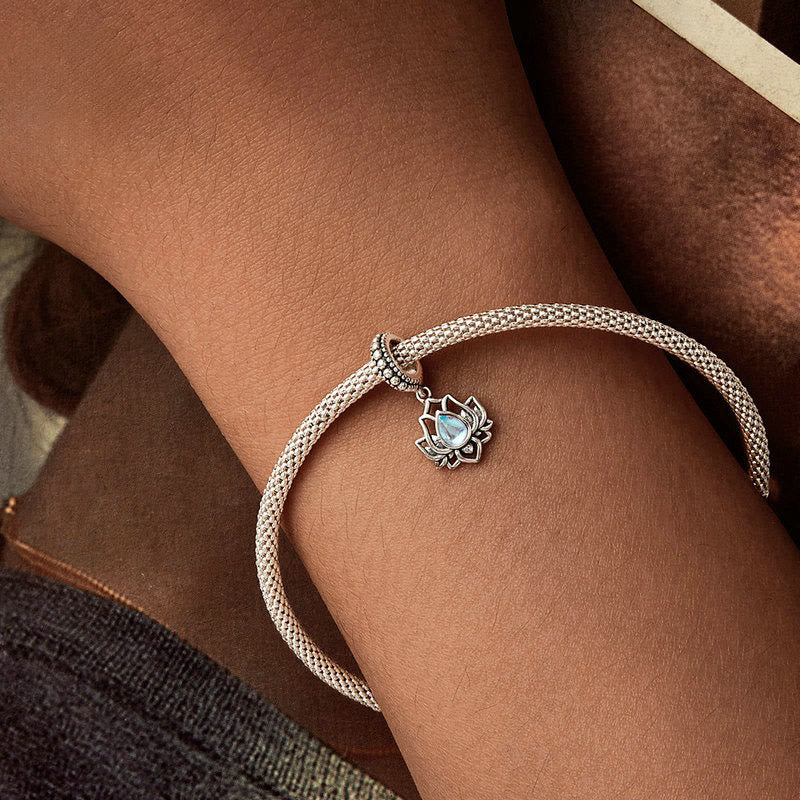 Collana con ciondolo curativo in pietra di luna con design a loto in argento sterling 925 Buddha Stones - image 3