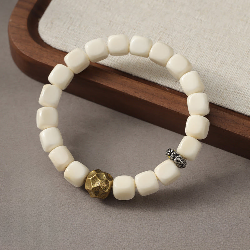 Braccialetto della calma in ottone e rame martellato con semi di Bodhi Buddha Stones - image 1