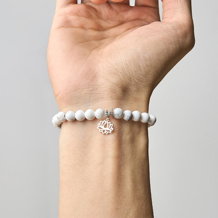 Bracciale Buddha Stones in argento sterling 925 con motivo a loto e turchese bianco naturale, simbolo della ricchezza - image 4